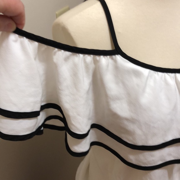 VaVa By Joy Han Black & White Cold Shoulder Romper Size Medium EUC - Picture 7 of 15